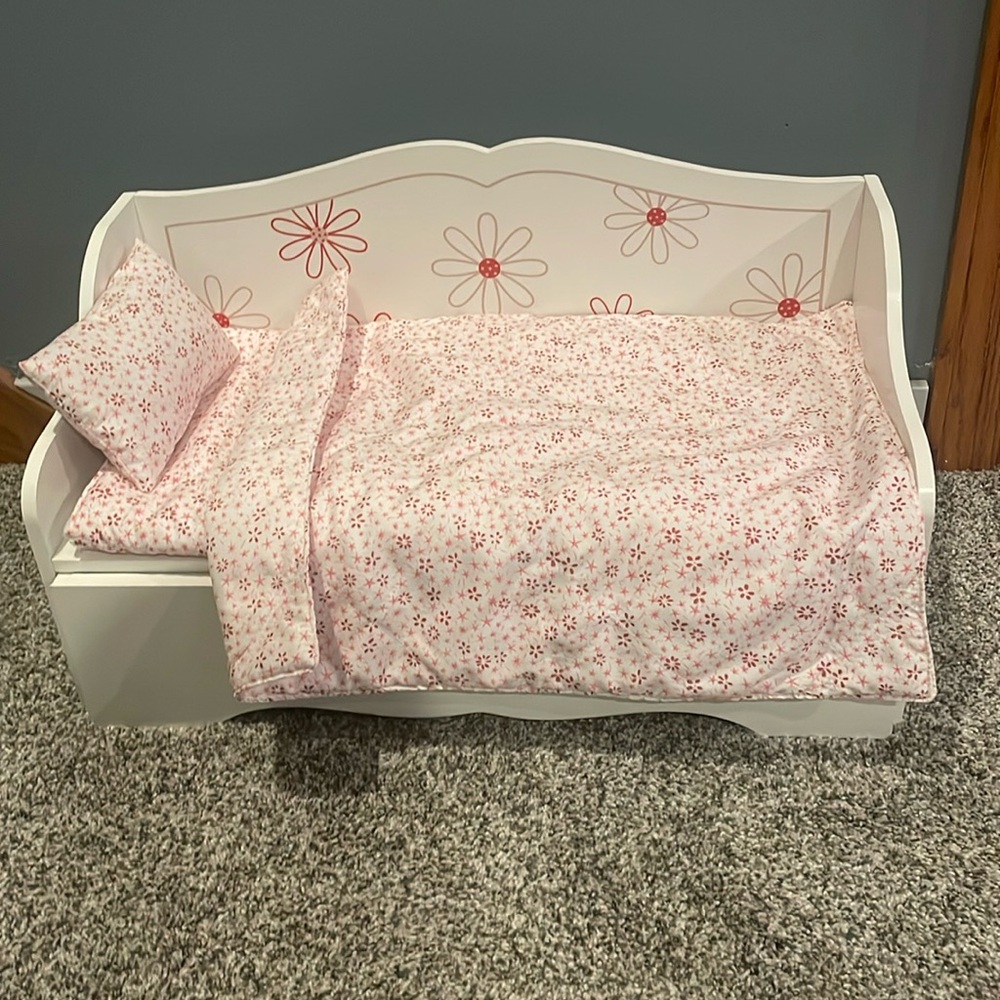 American girl doll daybed. Great condition, and has a pull out drawerer.